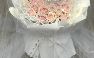 33朵鲜花黑骑士花语及寓意（黑骑士玫瑰花束花语）