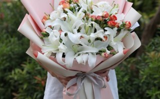 52朵白百何鲜花寓意（52朵百合花语是什么）