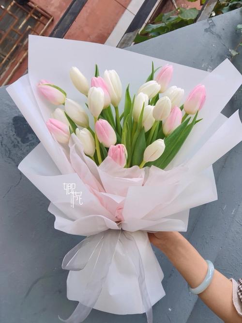 33朵皇冠鲜花花束寓意(皇冠花束图片)-第3张图片-花花知道网 33朵皇冠鲜花花束寓意(皇冠花束图片)-第3张图片-花花知道网
