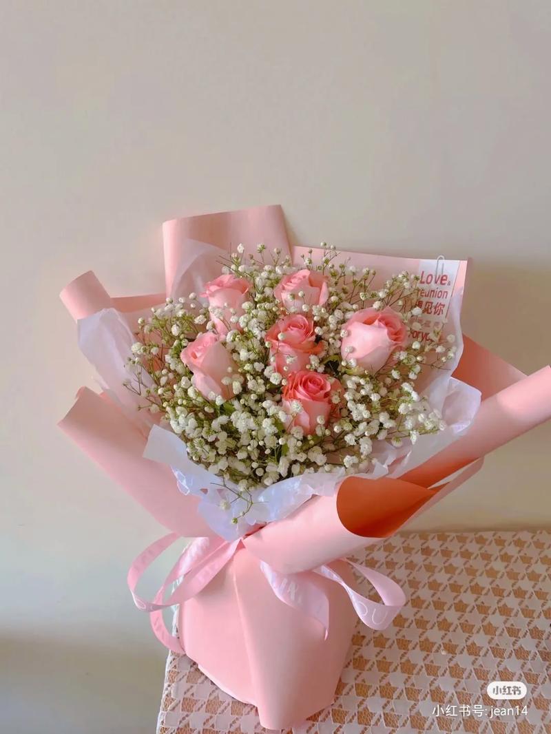 5朵红玫瑰鲜花花束寓意(5朵红玫瑰鲜花花束寓意什么)-第1张图片-花花知道网 5朵红玫瑰鲜花花束寓意(5朵红玫瑰鲜花花束寓意什么)-第1张图片-花花知道网