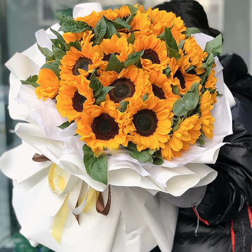 6朵玫瑰鲜花花束寓意(6朵玫瑰花的花语是什么意思)-第1张图片-花花知道网 6朵玫瑰鲜花花束寓意(6朵玫瑰花的花语是什么意思)-第1张图片-花花知道网