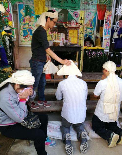 和尚送花圈的讲究(和尚送信)-第6张图片-花花知道网 和尚送花圈的讲究(和尚送信)-第6张图片-花花知道网