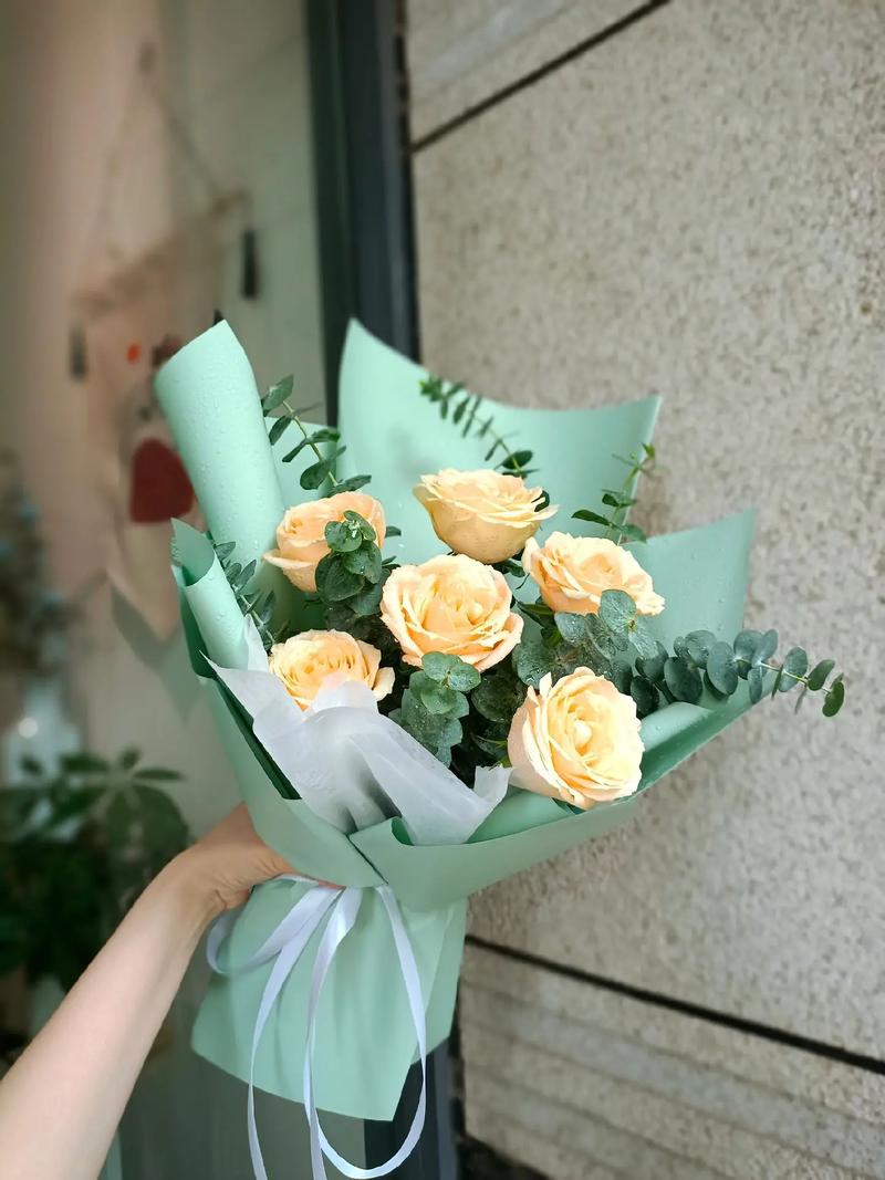 6朵红玫瑰鲜花花束寓意(6朵红玫瑰花语是什么意思)-第5张图片-花花知道网 6朵红玫瑰鲜花花束寓意(6朵红玫瑰花语是什么意思)-第5张图片-花花知道网
