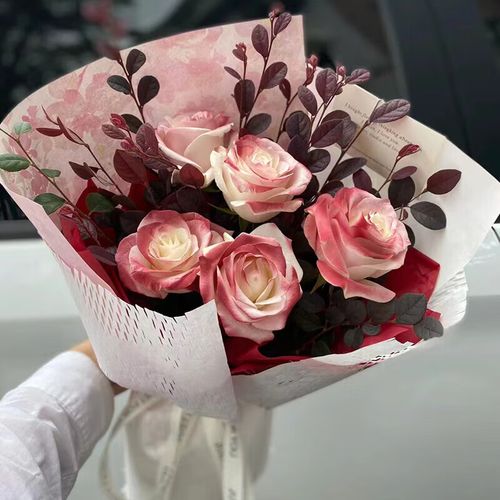 5朵鲜花玫瑰花束寓意什么(5朵鲜花玫瑰花束寓意什么含义)-第3张图片-花花知道网 5朵鲜花玫瑰花束寓意什么(5朵鲜花玫瑰花束寓意什么含义)-第3张图片-花花知道网