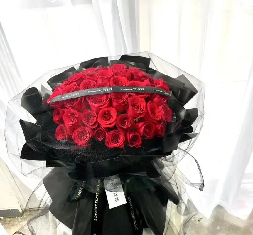 33朵红玫瑰鲜花寓意什么(33朵红玫瑰花语)-第2张图片-花花知道网 33朵红玫瑰鲜花寓意什么(33朵红玫瑰花语)-第2张图片-花花知道网