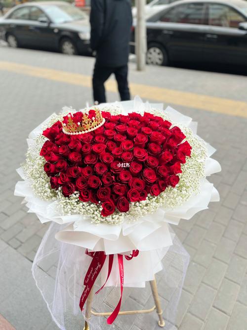 999朵红玫瑰鲜花的寓意(999朵红玫瑰花语是什么)-第1张图片-花花知道网 999朵红玫瑰鲜花的寓意(999朵红玫瑰花语是什么)-第1张图片-花花知道网