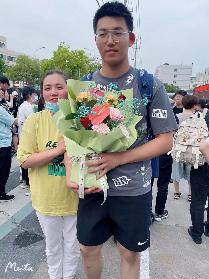 中考送花包装纸的颜色有什么讲究(中考送花有什么寓意)-第3张图片-花花知道网 中考送花包装纸的颜色有什么讲究(中考送花有什么寓意)-第3张图片-花花知道网