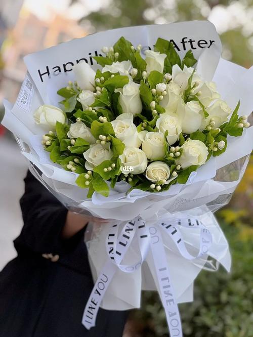 19朵白玫瑰鲜花花束寓意(19朵白玫瑰鲜花花束寓意和象征)-第6张图片-花花知道网 19朵白玫瑰鲜花花束寓意(19朵白玫瑰鲜花花束寓意和象征)-第6张图片-花花知道网