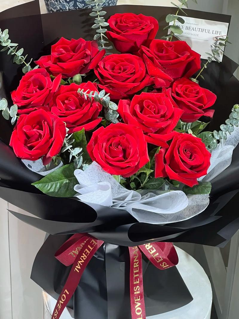 11朵鲜花玫瑰礼盒寓意(11朵玫瑰花礼盒多少钱)-第4张图片-花花知道网 11朵鲜花玫瑰礼盒寓意(11朵玫瑰花礼盒多少钱)-第4张图片-花花知道网