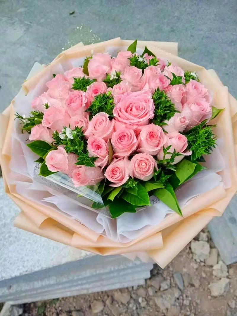 6朵红玫瑰鲜花寓意是什么(6朵红玫瑰花代表什么意思是什么)-第1张图片-花花知道网 6朵红玫瑰鲜花寓意是什么(6朵红玫瑰花代表什么意思是什么)-第1张图片-花花知道网