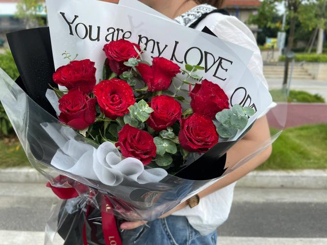 6朵红玫瑰鲜花寓意是什么(6朵红玫瑰花代表什么意思是什么)-第3张图片-花花知道网 6朵红玫瑰鲜花寓意是什么(6朵红玫瑰花代表什么意思是什么)-第3张图片-花花知道网