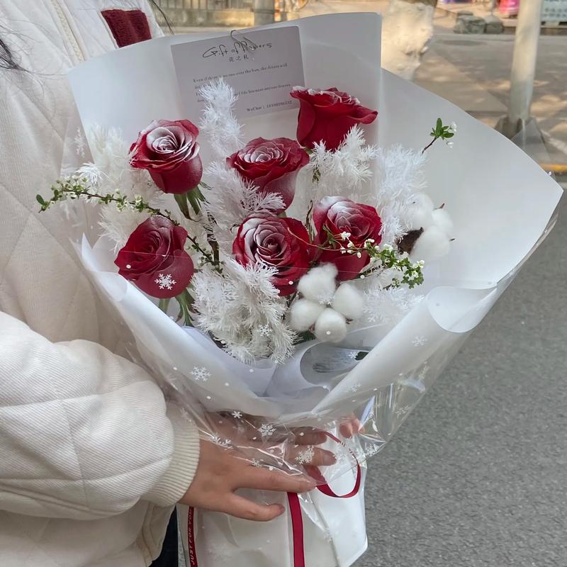 6朵红玫瑰鲜花寓意是什么(6朵红玫瑰花代表什么意思是什么)-第5张图片-花花知道网 6朵红玫瑰鲜花寓意是什么(6朵红玫瑰花代表什么意思是什么)-第5张图片-花花知道网