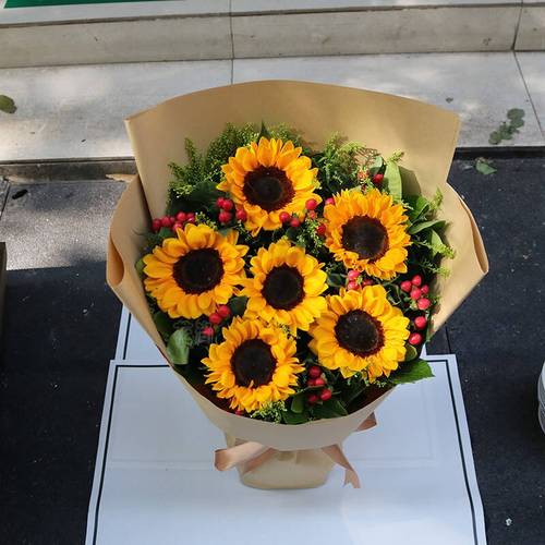 鲜花花束抱抱桶花语和寓意(鲜花花束抱抱桶花语和寓意)-第2张图片-花花知道网 鲜花花束抱抱桶花语和寓意(鲜花花束抱抱桶花语和寓意)-第2张图片-花花知道网