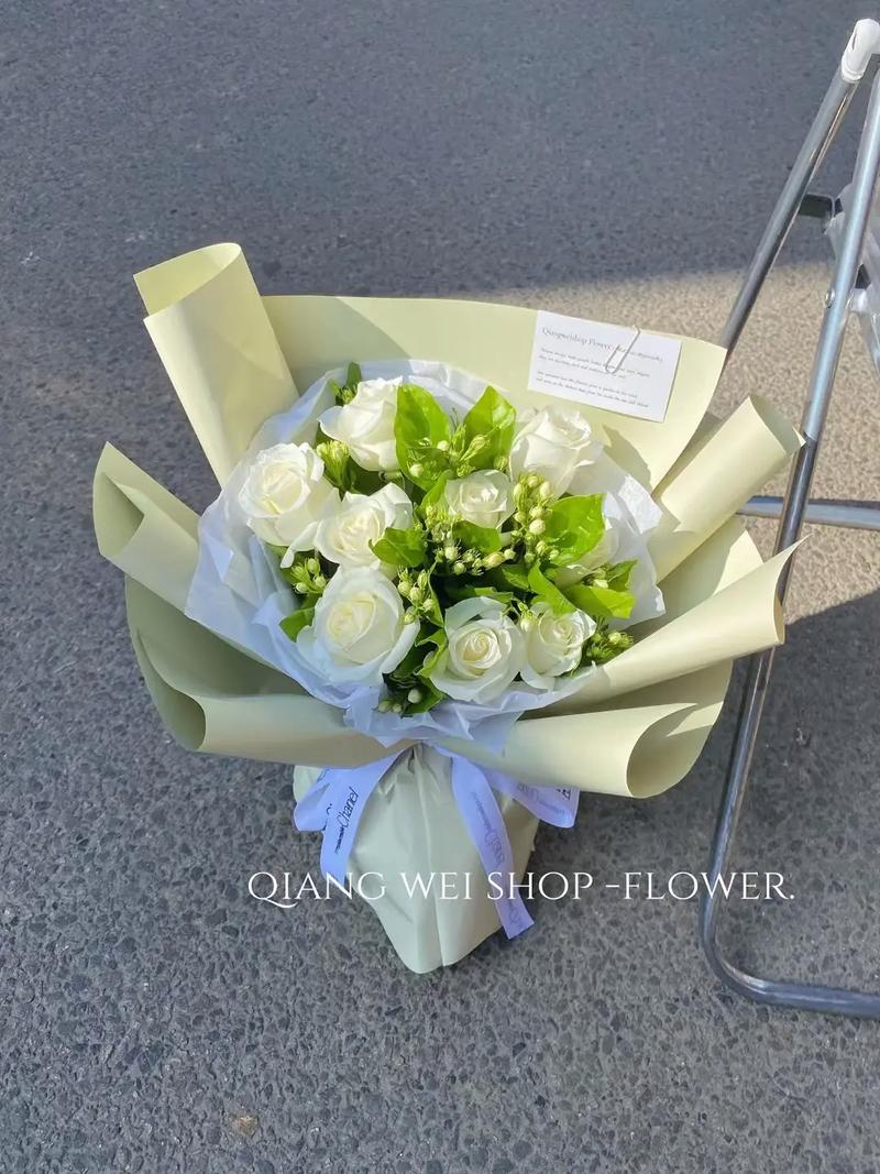 9朵白玫瑰鲜花寓意什么(9朵白玫瑰花语是什么意思)-第4张图片-花花知道网 9朵白玫瑰鲜花寓意什么(9朵白玫瑰花语是什么意思)-第4张图片-花花知道网