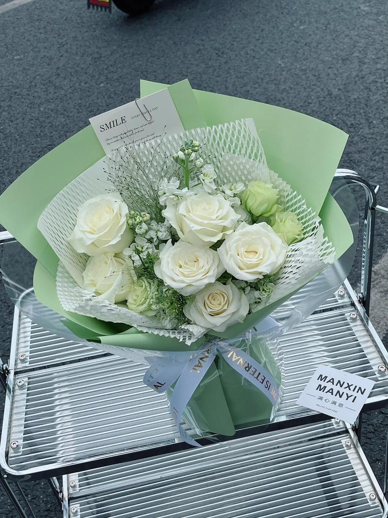 小束6朵玫瑰鲜花花语和寓意(6朵玫瑰表示什么)-第4张图片-花花知道网 小束6朵玫瑰鲜花花语和寓意(6朵玫瑰表示什么)-第4张图片-花花知道网