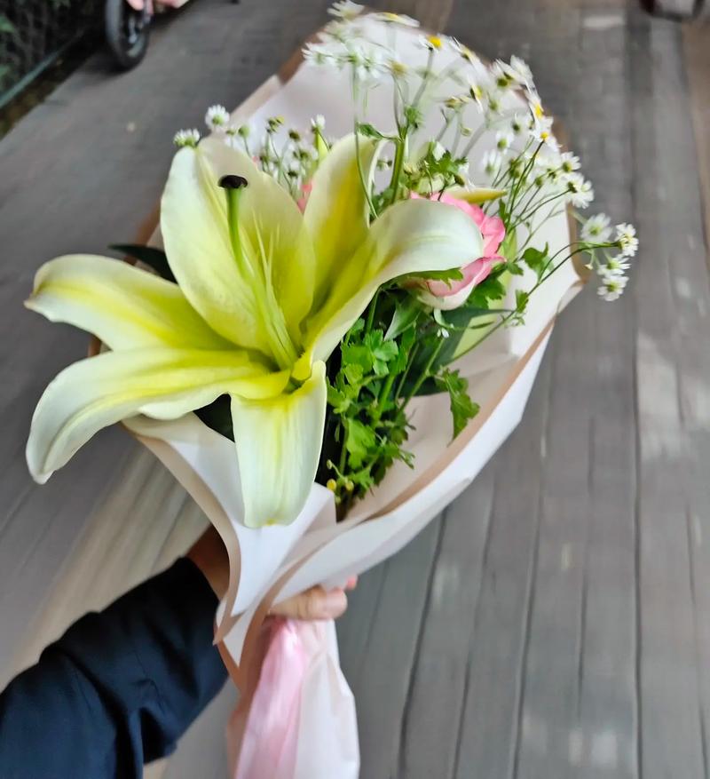 百合春节送花的讲究(百合花一般送)-第5张图片-花花知道网 百合春节送花的讲究(百合花一般送)-第5张图片-花花知道网