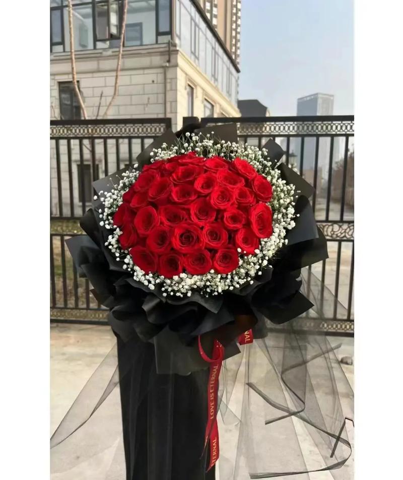 33朵红玫瑰鲜花寓意着什么(33朵红玫瑰是什么寓意)-第2张图片-花花知道网 33朵红玫瑰鲜花寓意着什么(33朵红玫瑰是什么寓意)-第2张图片-花花知道网