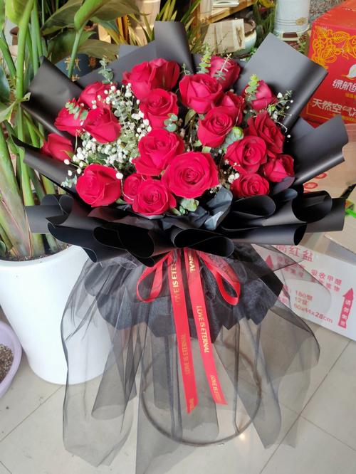 11朵鲜花红色玫瑰寓意(第2题11朵红色玫瑰花的花语是什么?)-第3张图片-花花知道网 11朵鲜花红色玫瑰寓意(第2题11朵红色玫瑰花的花语是什么?)-第3张图片-花花知道网