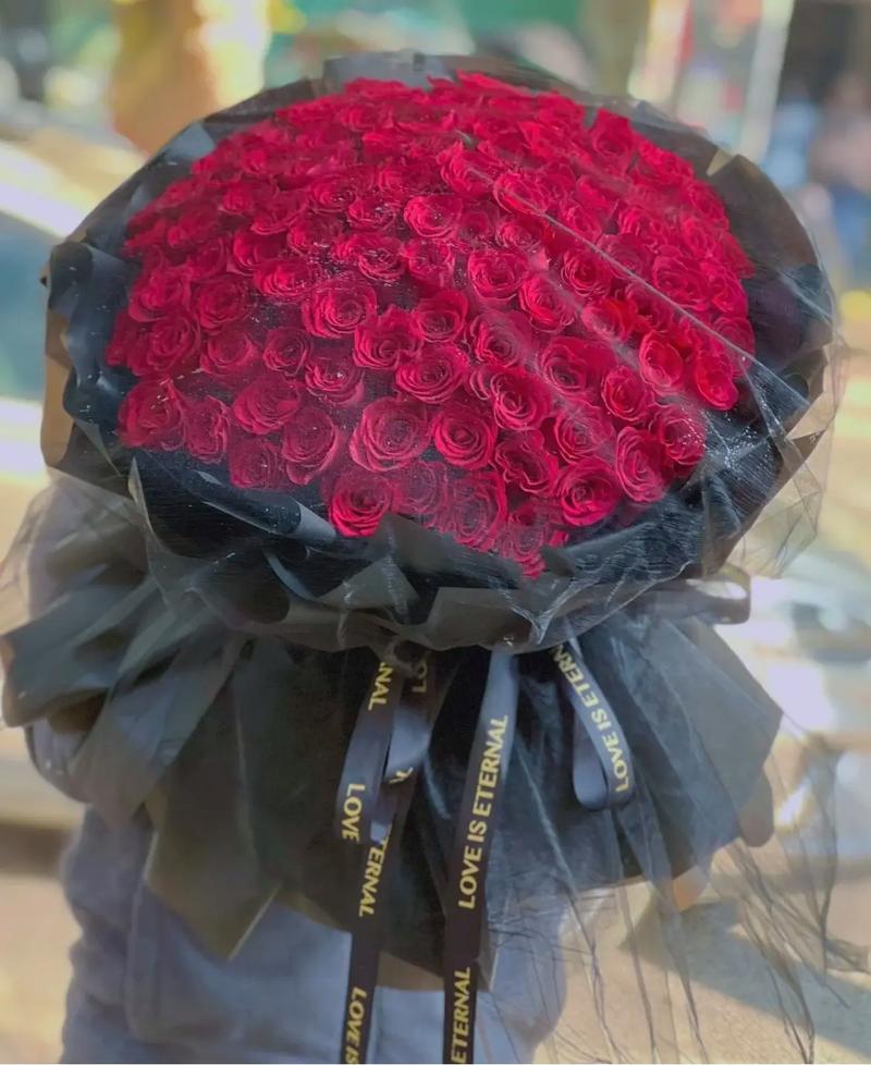 66朵鲜花红玫瑰花束寓意(66朵红玫瑰花束图片)-第1张图片-花花知道网 66朵鲜花红玫瑰花束寓意(66朵红玫瑰花束图片)-第1张图片-花花知道网