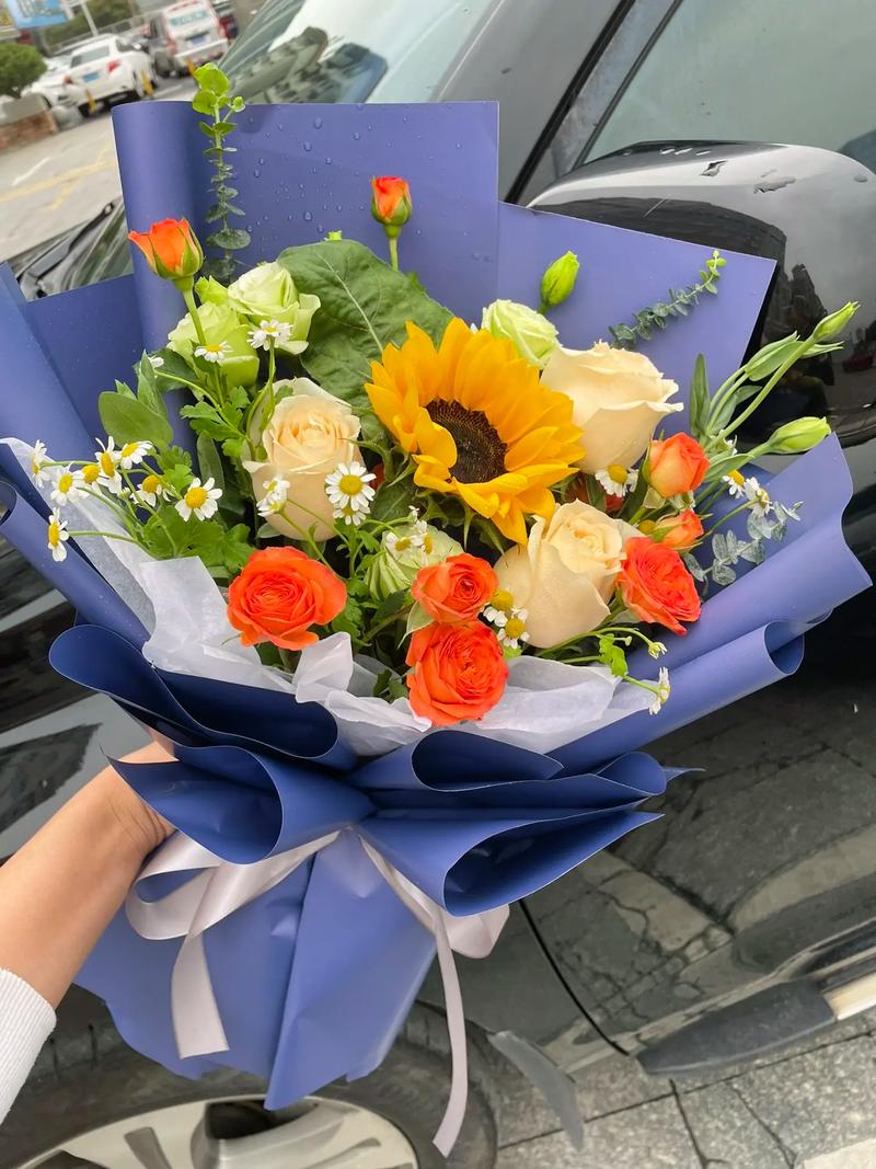 33朵心形鲜花花束寓意(32朵花寓意)-第1张图片-花花知道网 33朵心形鲜花花束寓意(32朵花寓意)-第1张图片-花花知道网