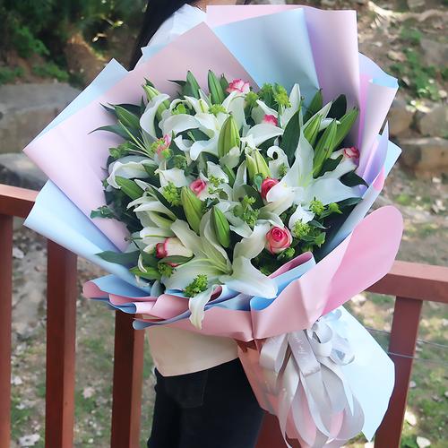 11朵白百合鲜花花束寓意(十一朵白百合花的寓意)-第4张图片-花花知道网 11朵白百合鲜花花束寓意(十一朵白百合花的寓意)-第4张图片-花花知道网