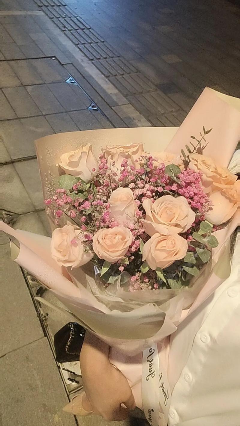 一枝鲜花花束的寓意和花语(一枝鲜花花束的寓意和花语是什么)-第1张图片-花花知道网 一枝鲜花花束的寓意和花语(一枝鲜花花束的寓意和花语是什么)-第1张图片-花花知道网