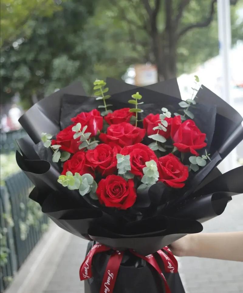 9朵红玫瑰鲜花寓意(九朵红玫瑰的花语)-第5张图片-花花知道网 9朵红玫瑰鲜花寓意(九朵红玫瑰的花语)-第5张图片-花花知道网