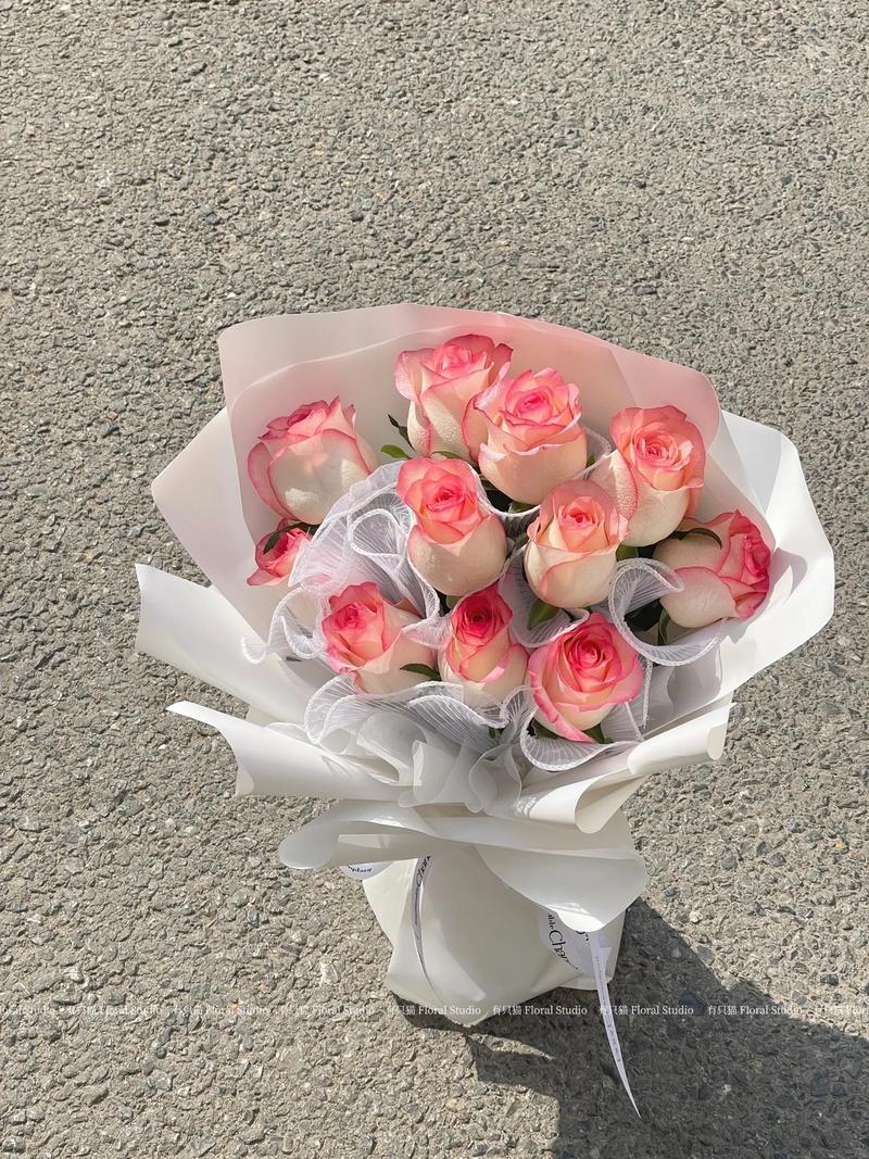 11朵红玫瑰灯串鲜花寓意(11朵红玫瑰什么意思?)-第4张图片-花花知道网 11朵红玫瑰灯串鲜花寓意(11朵红玫瑰什么意思?)-第4张图片-花花知道网