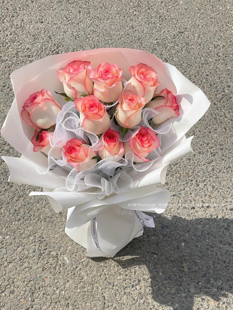 11朵红玫瑰灯串鲜花寓意(11朵红玫瑰什么意思?)-第5张图片-花花知道网 11朵红玫瑰灯串鲜花寓意(11朵红玫瑰什么意思?)-第5张图片-花花知道网