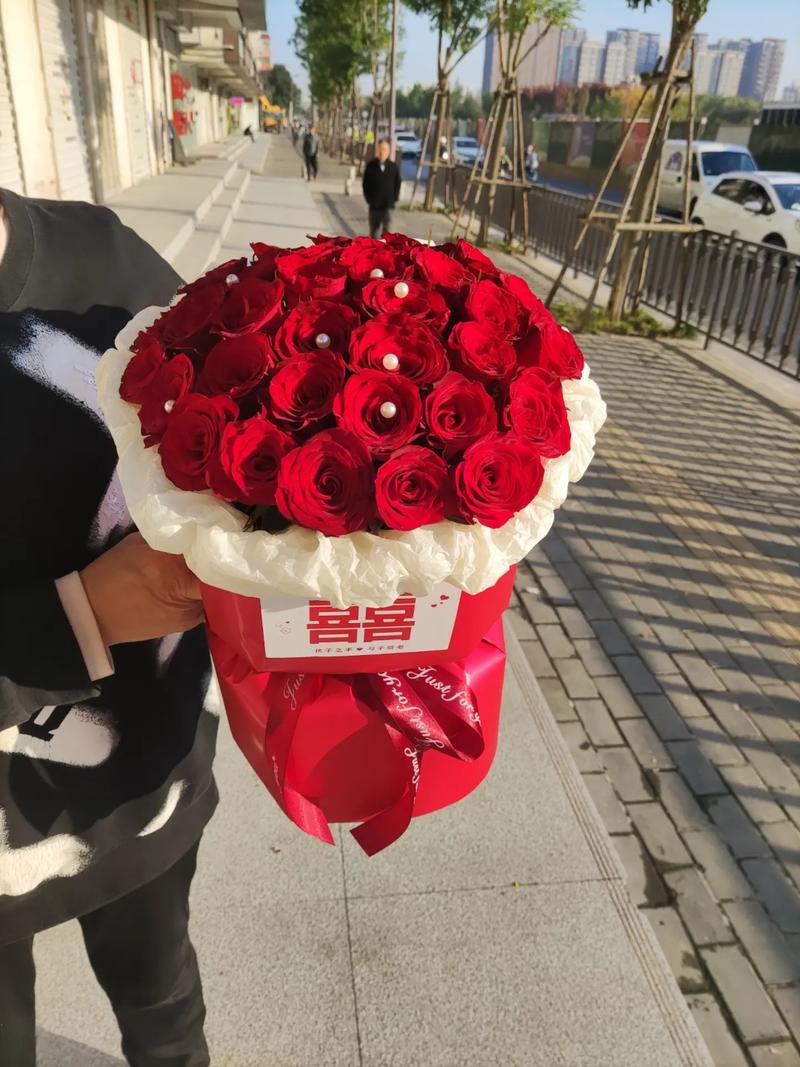 33朵小订婚鲜花花束寓意(定婚的玫瑰花要多少朵)-第2张图片-花花知道网 33朵小订婚鲜花花束寓意(定婚的玫瑰花要多少朵)-第2张图片-花花知道网