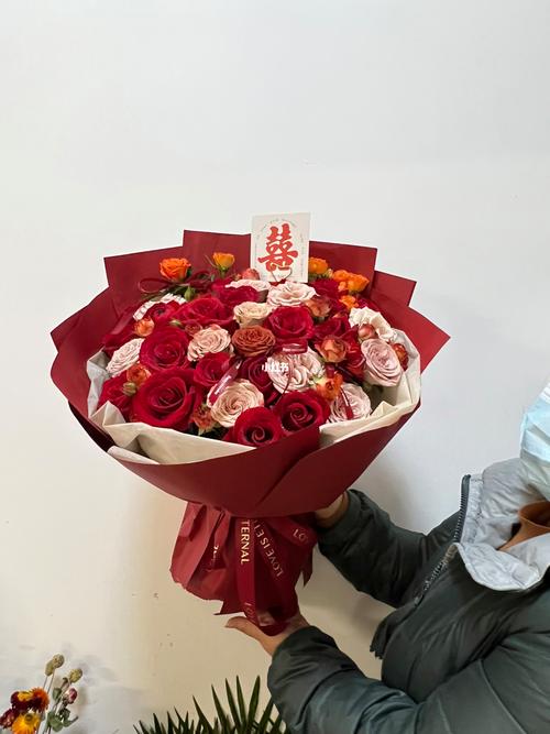 33朵小订婚鲜花花束寓意(定婚的玫瑰花要多少朵)-第5张图片-花花知道网 33朵小订婚鲜花花束寓意(定婚的玫瑰花要多少朵)-第5张图片-花花知道网