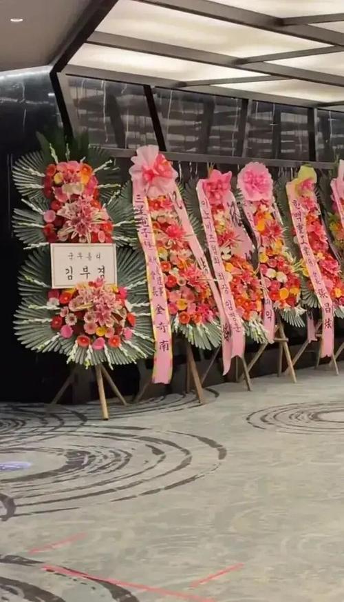 婚礼父亲送花圈的讲究视频(送父亲花圈如何写)-第4张图片-花花知道网 婚礼父亲送花圈的讲究视频(送父亲花圈如何写)-第4张图片-花花知道网