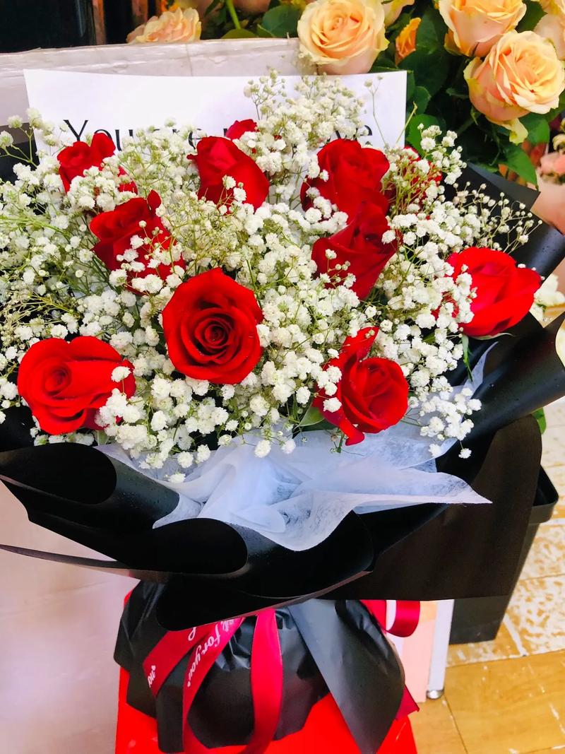 11支红玫瑰混搭鲜花寓意(11支红玫瑰花束寓意)-第2张图片-花花知道网 11支红玫瑰混搭鲜花寓意(11支红玫瑰花束寓意)-第2张图片-花花知道网