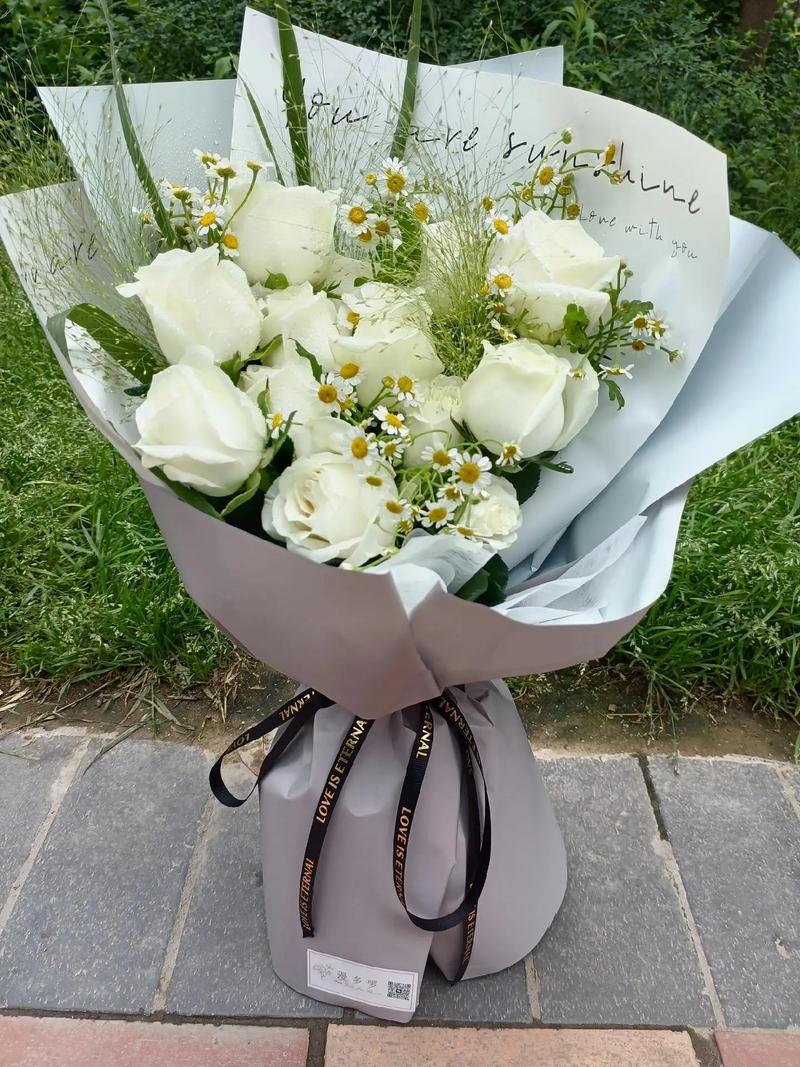 21朵白玫瑰鲜花花束寓意(21朵白玫瑰什么意思)-第1张图片-花花知道网 21朵白玫瑰鲜花花束寓意(21朵白玫瑰什么意思)-第1张图片-花花知道网