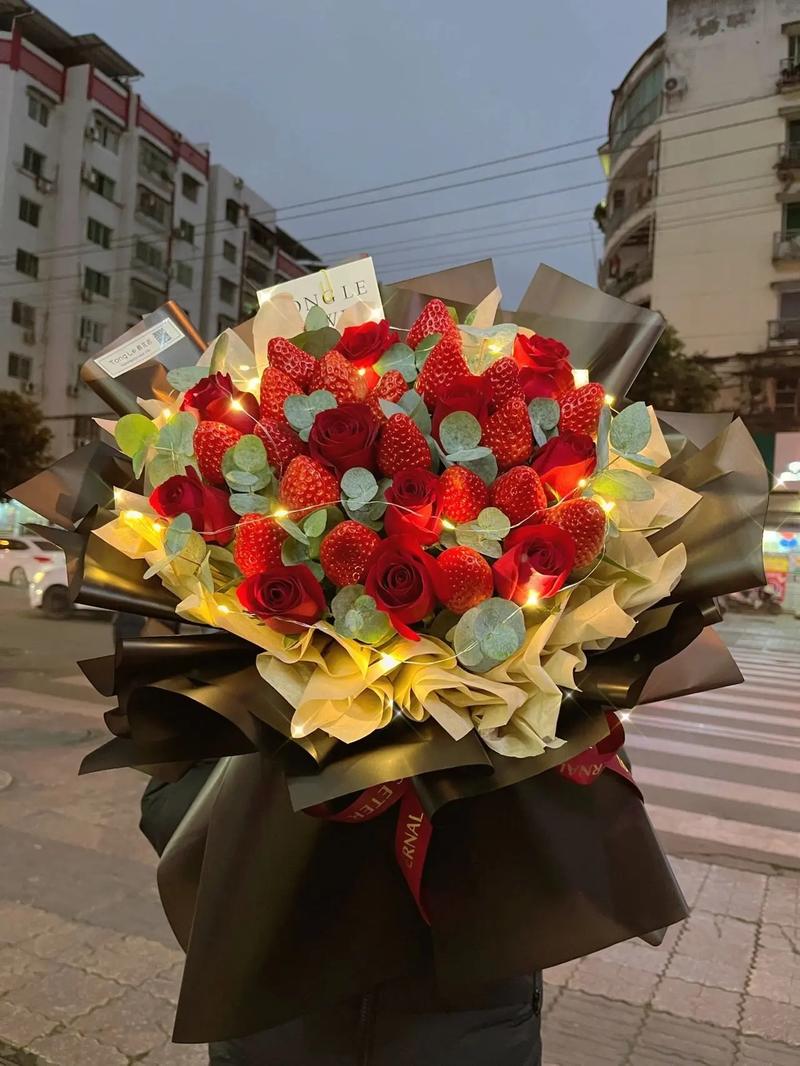 16颗草莓鲜花花束寓意(16颗草莓鲜花花束寓意什么)-第3张图片-花花知道网 16颗草莓鲜花花束寓意(16颗草莓鲜花花束寓意什么)-第3张图片-花花知道网