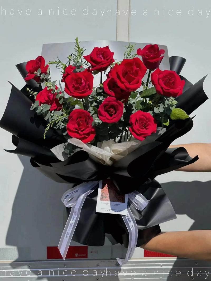 11朵白玫瑰鲜花花束寓意(11朵白玫瑰适合送哪些人)-第4张图片-花花知道网 11朵白玫瑰鲜花花束寓意(11朵白玫瑰适合送哪些人)-第4张图片-花花知道网