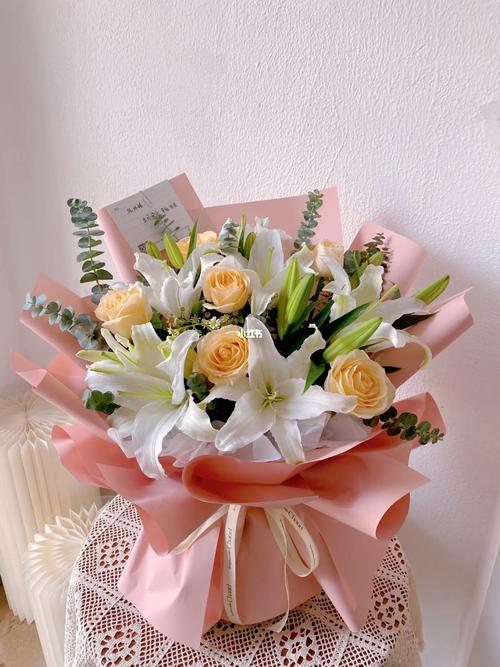 5朵百合鲜花花束寓意(5朵百合花的寓意)-第5张图片-花花知道网 5朵百合鲜花花束寓意(5朵百合花的寓意)-第5张图片-花花知道网
