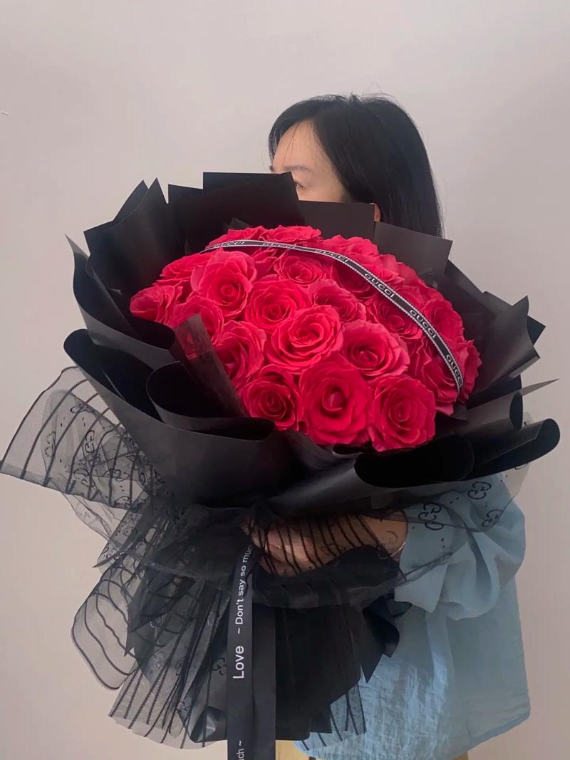 33朵红玫瑰鲜花花束寓意(33朵红玫瑰鲜花花束寓意什么)-第1张图片-花花知道网 33朵红玫瑰鲜花花束寓意(33朵红玫瑰鲜花花束寓意什么)-第1张图片-花花知道网