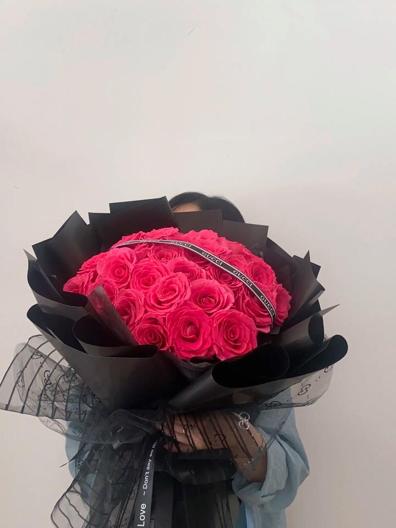 33朵红玫瑰鲜花花束寓意(33朵红玫瑰鲜花花束寓意什么)-第2张图片-花花知道网 33朵红玫瑰鲜花花束寓意(33朵红玫瑰鲜花花束寓意什么)-第2张图片-花花知道网