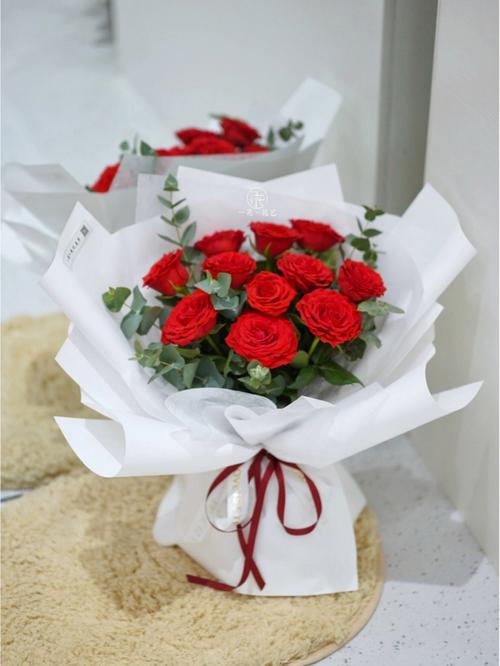 11朵大红色鲜花寓意着什么(11朵红玫花束图片)-第1张图片-花花知道网 11朵大红色鲜花寓意着什么(11朵红玫花束图片)-第1张图片-花花知道网