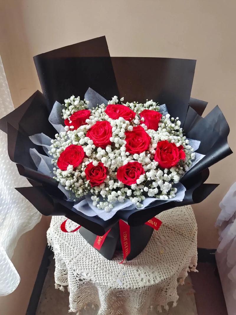 35支红玫瑰鲜花寓意什么(33支红玫瑰多少钱)-第4张图片-花花知道网 35支红玫瑰鲜花寓意什么(33支红玫瑰多少钱)-第4张图片-花花知道网