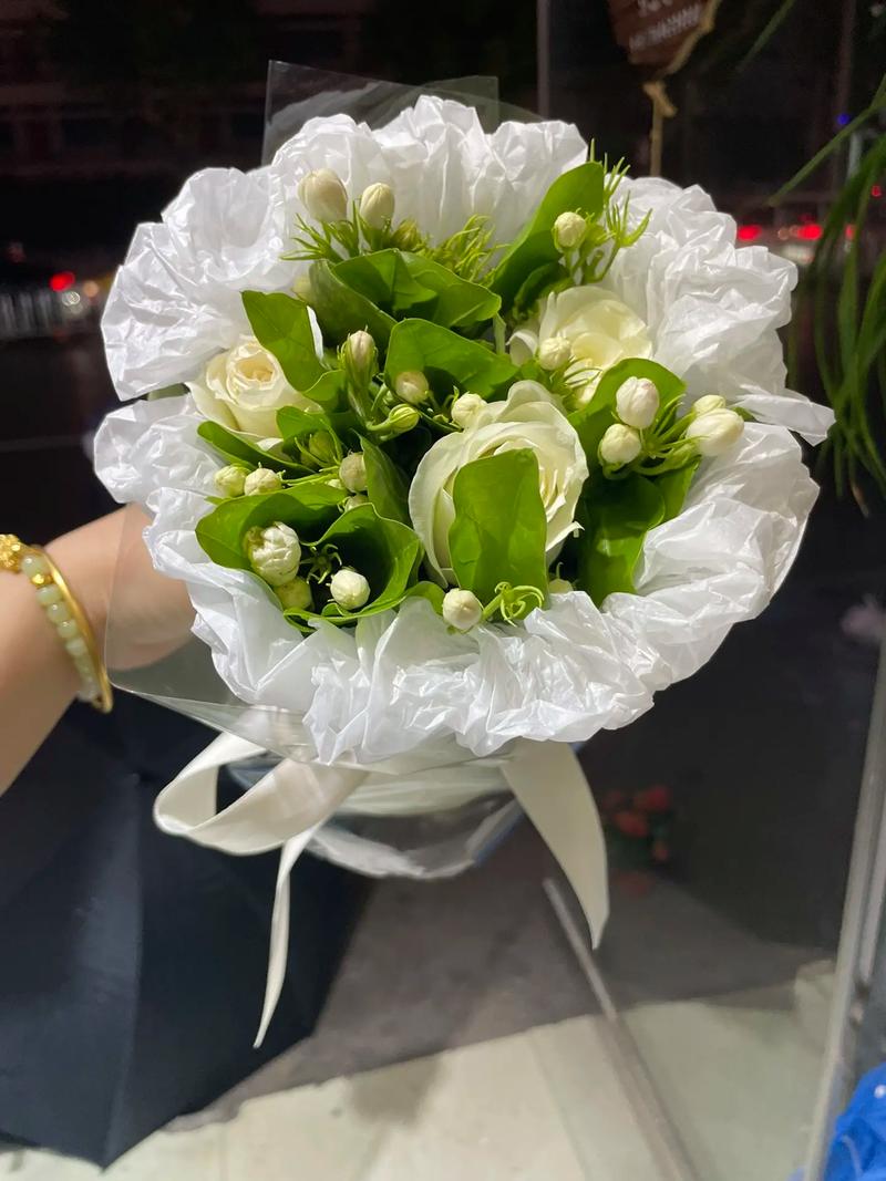 3朵白玫瑰鲜花的寓意(三朵白玫瑰花)-第2张图片-花花知道网 3朵白玫瑰鲜花的寓意(三朵白玫瑰花)-第2张图片-花花知道网