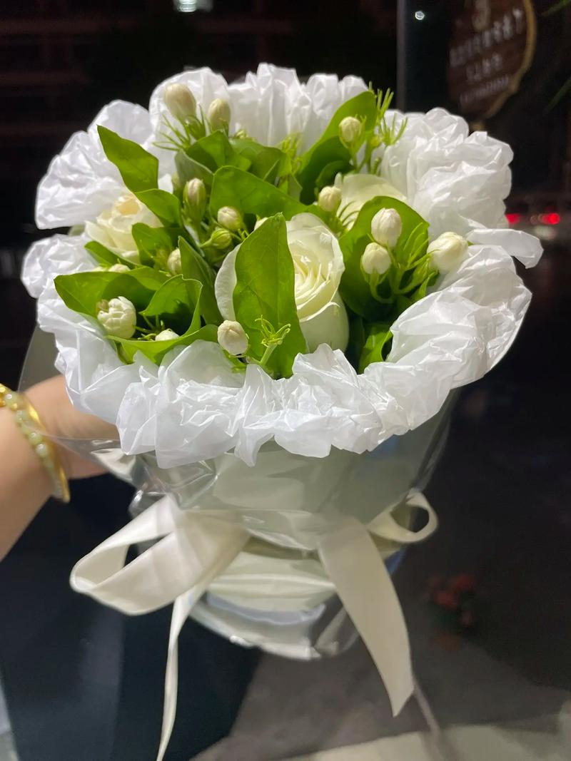 3朵白玫瑰鲜花的寓意(三朵白玫瑰花)-第8张图片-花花知道网 3朵白玫瑰鲜花的寓意(三朵白玫瑰花)-第8张图片-花花知道网