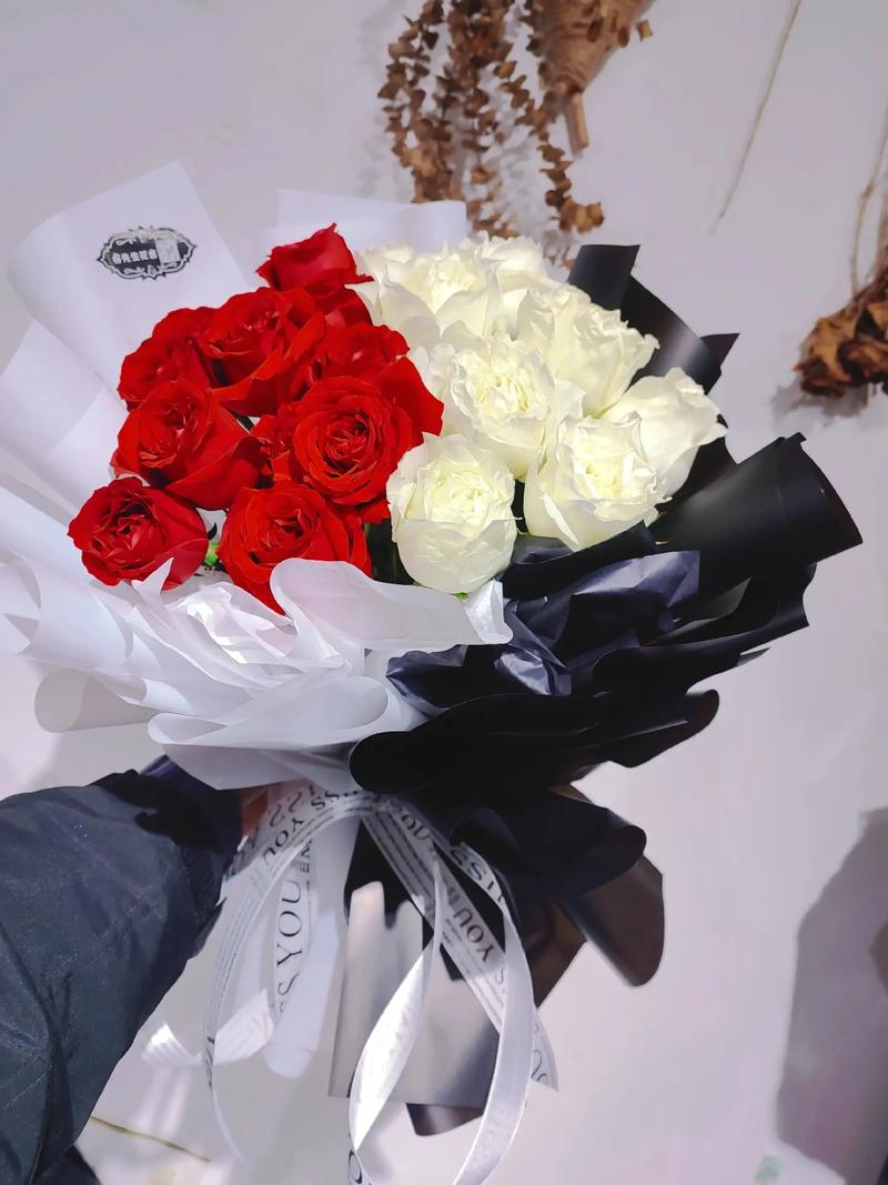 11朵白玫瑰七夕鲜花寓意(11朵白玫瑰图片)-第4张图片-花花知道网 11朵白玫瑰七夕鲜花寓意(11朵白玫瑰图片)-第4张图片-花花知道网