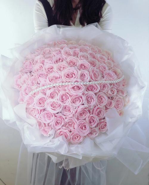 9朵红色鲜花花束寓意着什么(9朵红玫瑰花代表的含义)-第3张图片-花花知道网 9朵红色鲜花花束寓意着什么(9朵红玫瑰花代表的含义)-第3张图片-花花知道网